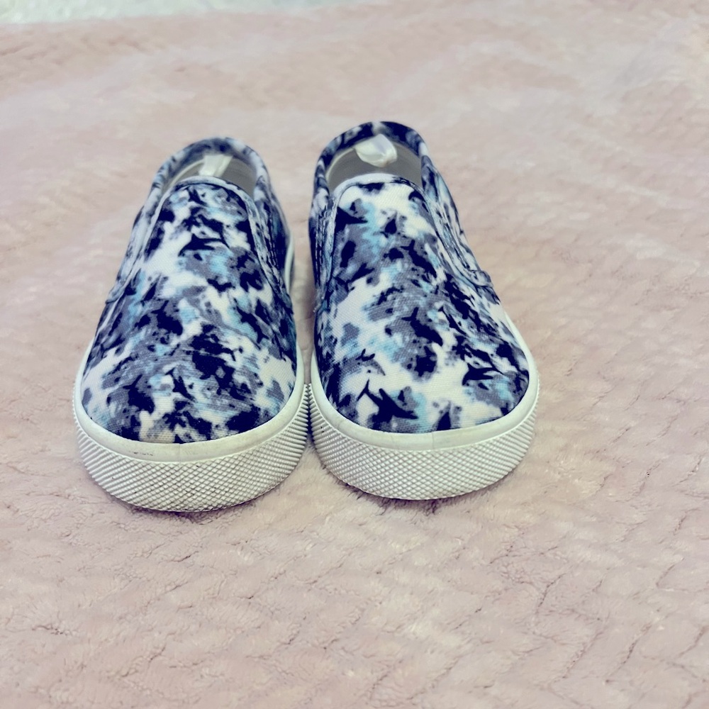 Oshkosh B’gosh baby sneaks 5W. Gender neutral